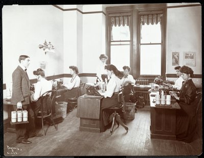 Vue intérieure des femmes aux machines à dicter à la New York Edison Co., 55 Duane Street, New York, 1910 - Byron Company